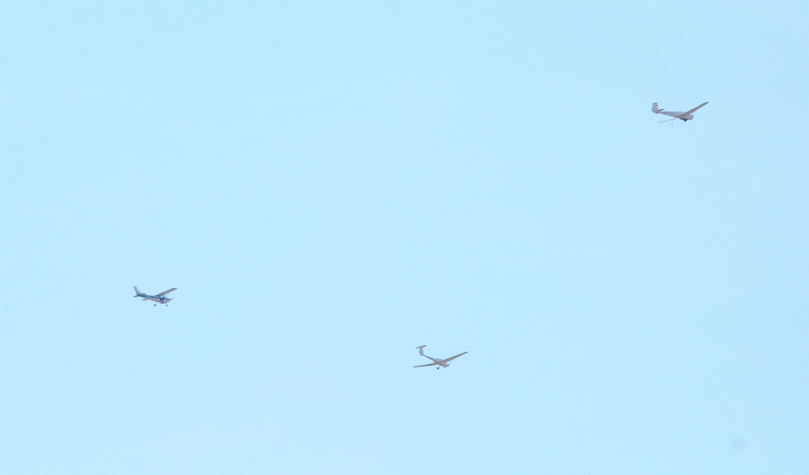 Tiszteletkörökkel rótta le kegyeletét az Albatrosz Repülő Egyesület